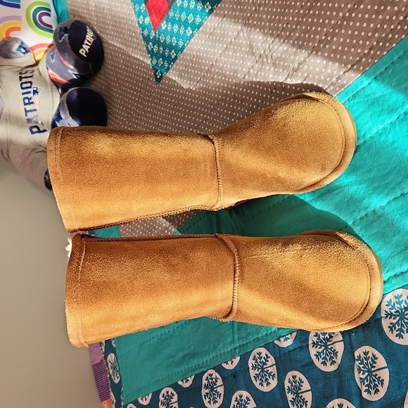 Beautiful Bearpaw boots - Picture 2 of 16